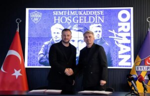 eyupspor orhan ak ile 3 yillik sozlesme imzaladi pibAhBig.jpg