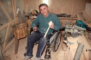 trafik kazasi sonrasi ahsap esya ureterek hayata tutunan adam bWBevSgy.jpg